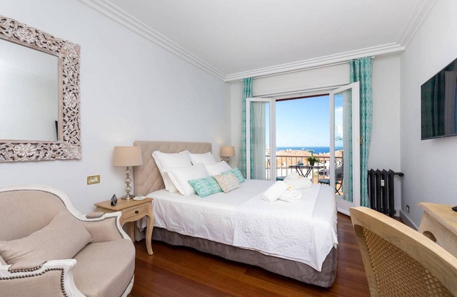 SUPERB! 62 m2 high range full center of Beaulieu sur mer