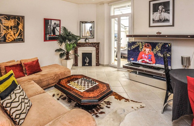 This very nice vacation apartment on the 1st floor has three bedrooms and a living room that opens o