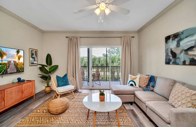 Upstay: Tropical Style Family Condo w Pool/Hot Tub