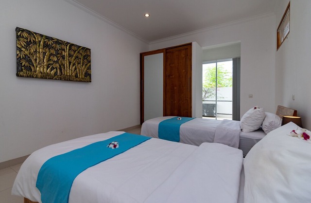 Villa Lovina-beach 2, luxury 5 * villa, staff, beachfront, pool, free boattrip