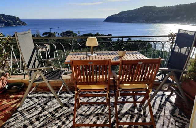 Vintage flat on Villefranche bay Free car-park