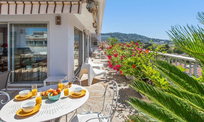 Carnot Apartment | 100 m² Apartment ∙ 3 bedrooms ∙ 6 guests