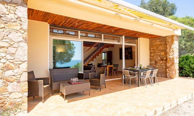 Plage de la Garonnette Other | 170 m² Accommodation ∙ 3 bedrooms ∙ 6 guests