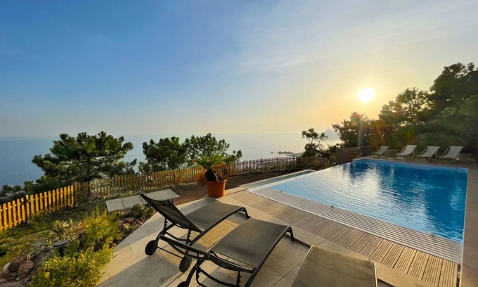 Antheor Villa | 200 m² Villa ∙ 5 bedrooms ∙ 11 guests
