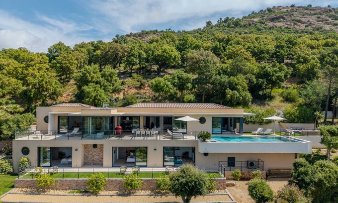Sainte-Maxime - Saint-Tropez Villa | 250 m² Villa ∙ 5 bedrooms ∙ 10 guests