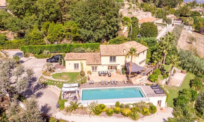 Saint-Jeannet Villa | 250 m² Villa ∙ 6 bedrooms ∙ 14 guests