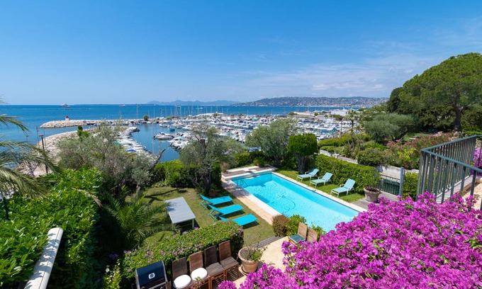 Cap-d'Antibes Villa | 260 m² Villa ∙ 5 bedrooms ∙ 10 guests