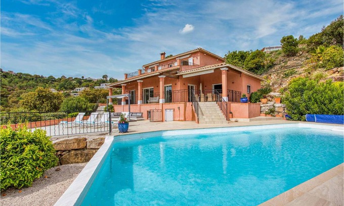 Les Adrets-de-l'Esterel House | 280 m² House ∙ 5 bedrooms ∙ 10 guests