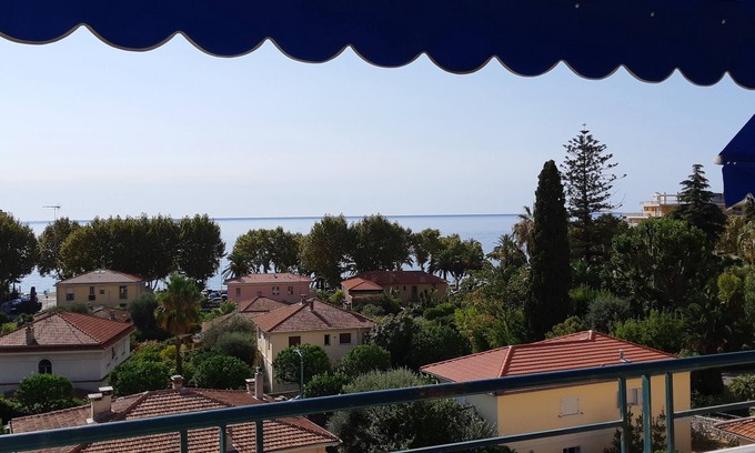 Menton Apartment | 3-room apartment with balcony, sea view, beach 200 m'away. Bright, wifi.