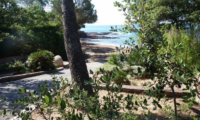 Boulouris-sur-Mer House | 30m from the beach, air-conditioned house, sea view, enclosed garden, ideal for families