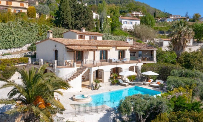 Tourrettes-sur-Loup Villa | 350 m² Villa ∙ 5 bedrooms ∙ 10 guests