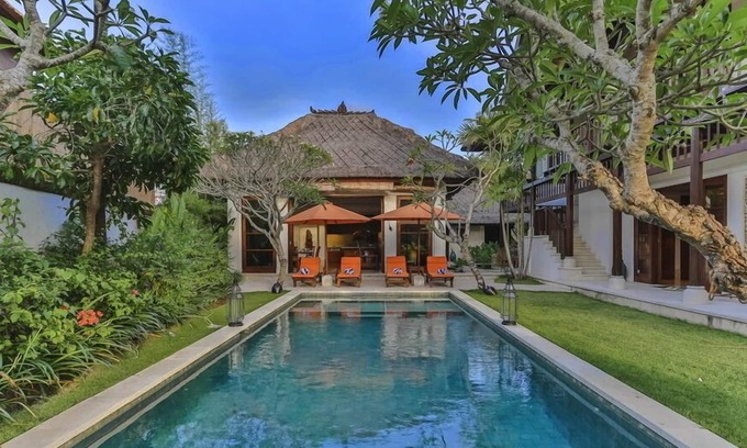 Jimbaran Bay Villa | 3BR Luxury Villa Located In Jimbaran! 8Min Walk To The Beach! W/Priv Swim Pool!