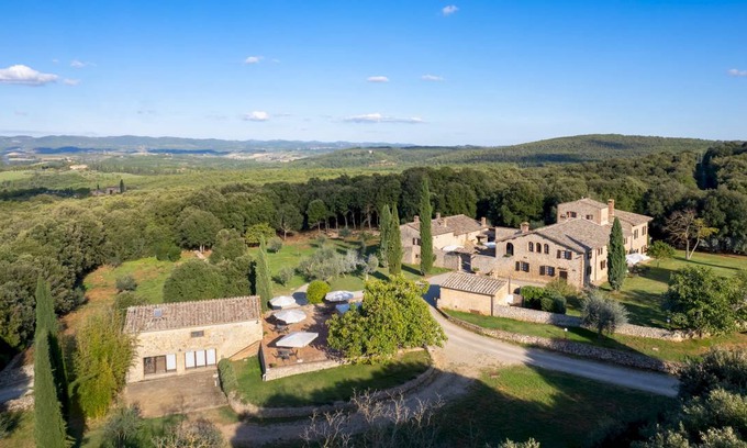 Monteriggioni Villa | 480 m² Villa ∙ 16 bedrooms ∙ 32 guests