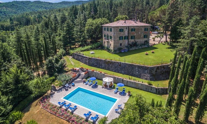 Ripoli Villa | 500 m² Villa ∙ 6 bedrooms ∙ 12 guests