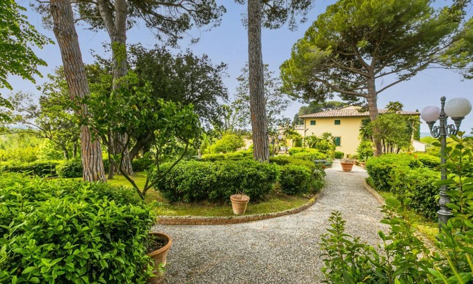 Crespina House | 600 m² House ∙ 9 bedrooms ∙ 18 guests
