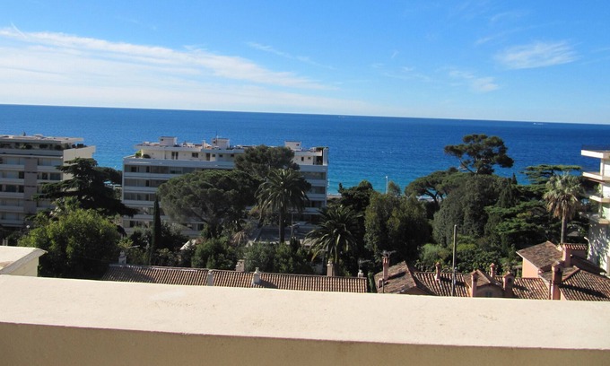 La Croix des Gardes Apartment | Air-conditioned 2-room apartment with garage, balcony and magnificent sea view