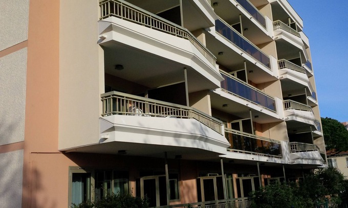 Sainte-Maxime City Centre Apartment | Air-conditioned apartment 4 pers - terrace - 200 m beach - 50m shops-tt comfort