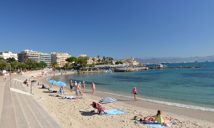 Antibes Old Town Apartment | Air-conditioned two-room apartment, sleeps 5, in the heart of Old Antibes, close to the beaches
