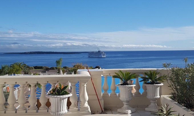 La Croix des Gardes Apartment | Apartment and large terrace with sea view