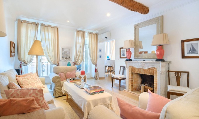 Villefranche-sur-Mer Apartment | Apartment 'Magnifique Vue Mer' with Sea View, Wi-Fi and Air Conditioning