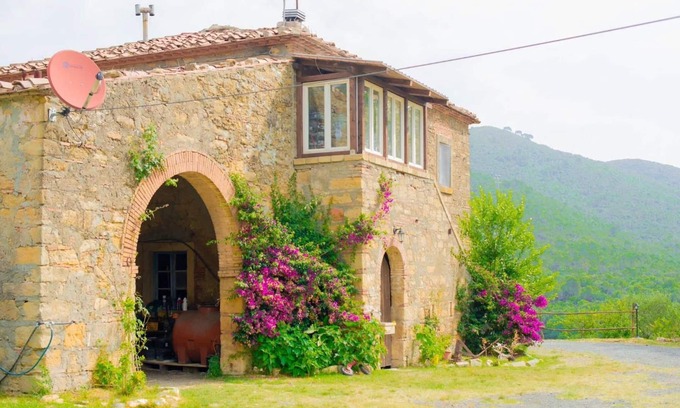 Livorno Apartment | Apartment 'In Casale Toscano' with Private Garden, Wi-Fi and Air Conditioning