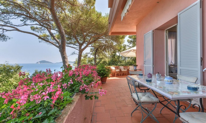 Procchio Apartment | Apartment 'La Paolina' with Mountain View, Private Terrace and Wi-Fi