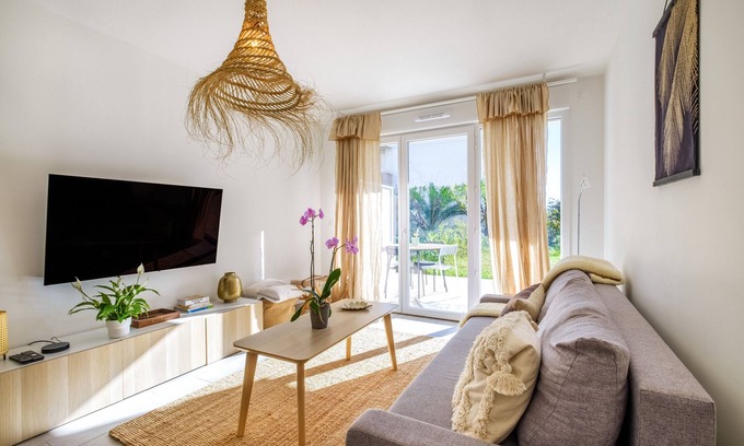 Caucade Apartment | Apartment 'Le Jasmin' with Private Terrace, Wi-Fi and Air Conditioning