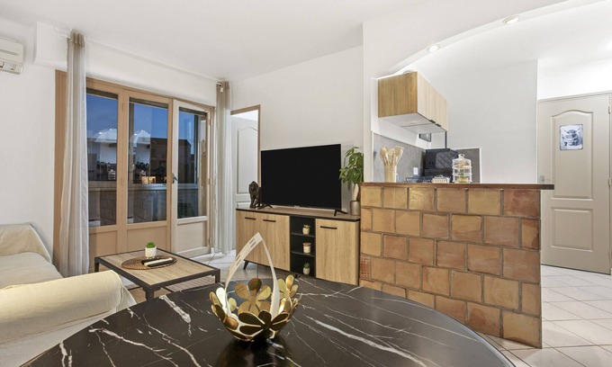 Frejus Plage Apartment | Apartment 'Provence' with Balcony, Wi-Fi and Air Conditioning