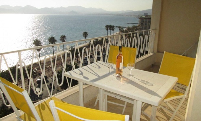 Le Suquet Apartment | Apartment SEAFRONT CANNES 2 rooms - 45m² 52D