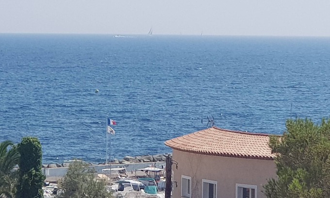 Boulouris-sur-Mer Apartment | Apartment with sea view. Large terrace.