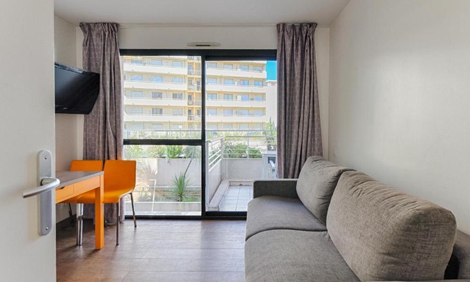 Cannes Old Town Apartment | Appartement Cannes 2 pièces proche plages avec piscine terrasse et parking
