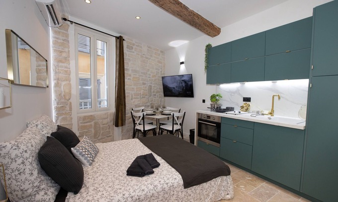 Antibes Old Town Condo | Appartement Rénové Vieille Ville Antibes