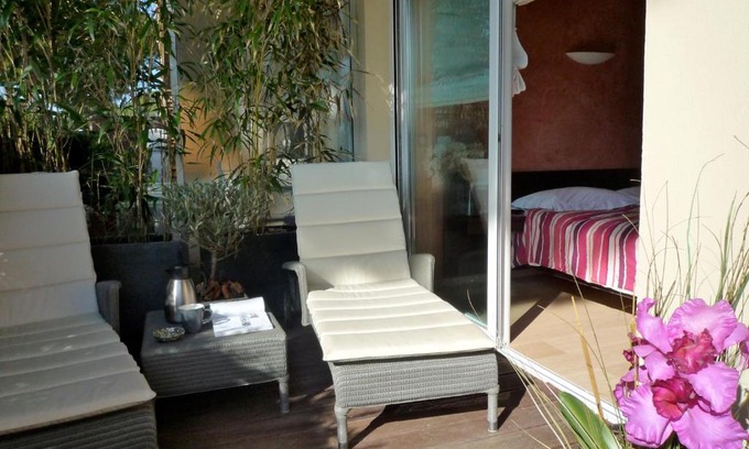 Mandelieu-La-Napoule Apartment | appartement très agréable centre Mandelieu très calme avec air conditionné et grande terrasse avec piscine