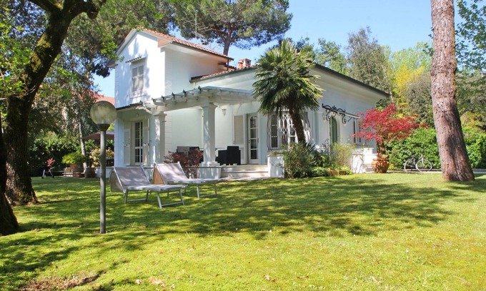 Poveromo Villa | Beautiful private villa with WIFI, A/C, TV, veranda and pets allowed, close to Forte Dei Marmi