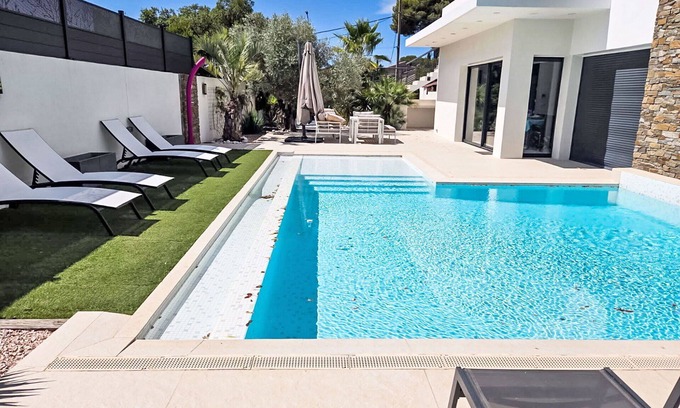 Saint-Aygulf House | Beautiful private villa for 8 guests with private pool, WIFI, A/C, TV and terrace