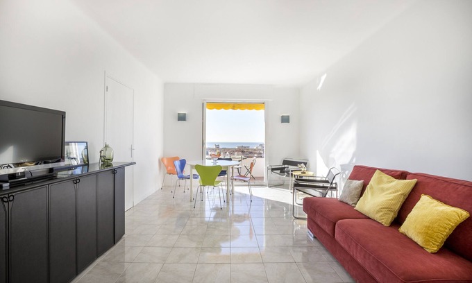 Carnot Apartment | Bright, 63m², panoramic view of city and sea. Garage