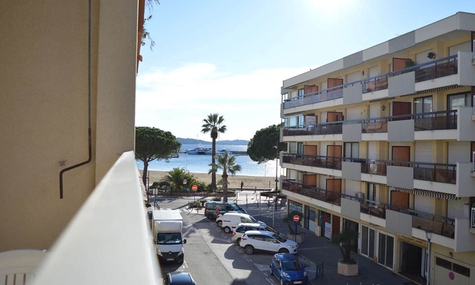 Sainte-Maxime City Centre Apartment | Bright studio 30m from the beach, balcony, air conditioning, shops nearby