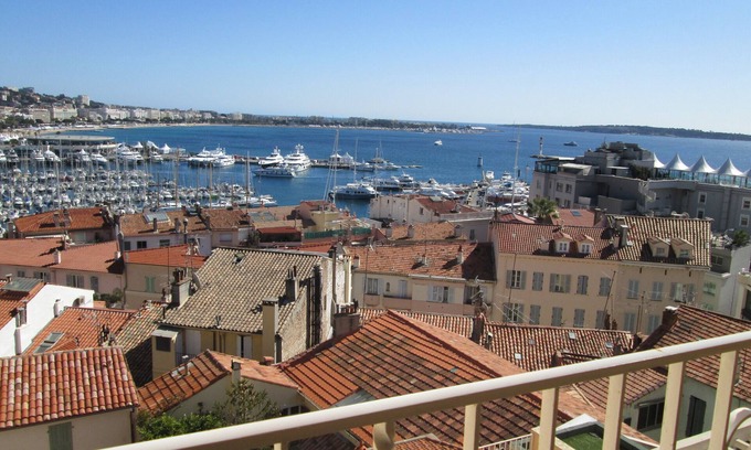Le Suquet Apartment | Cannes, 3 rooms with magnificent sea views of the harbor 4-6pers wide terrace.