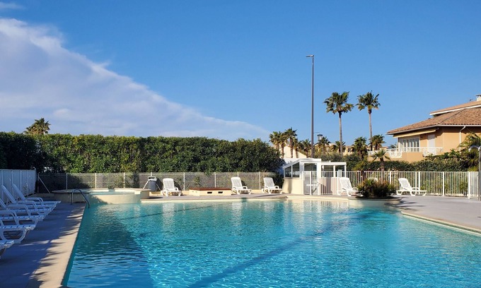 Frejus Port Apartment | CAP HERMES Magnificent air-conditioned accommodation sleeps 6 Sea view direct access to the beach with parking in the basement