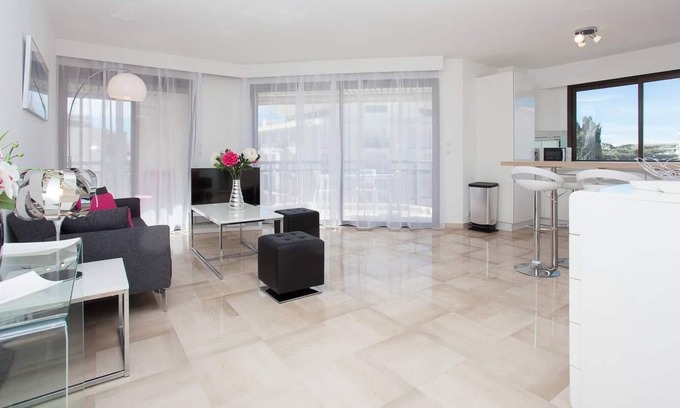 Cannes City Centre Apartment | Carlton: New 2 beds/ 2 baths w/ side sea view