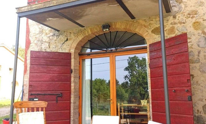 Castellina Marittima Apartment | Casina Rossa, nestled in the Tuscan countryside