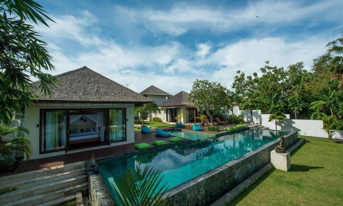 Batu Bolong Villa | Fascinating 5BR Villa Near Nelayan Beach - Canggu! 5Min Drive To Berawa Beach!