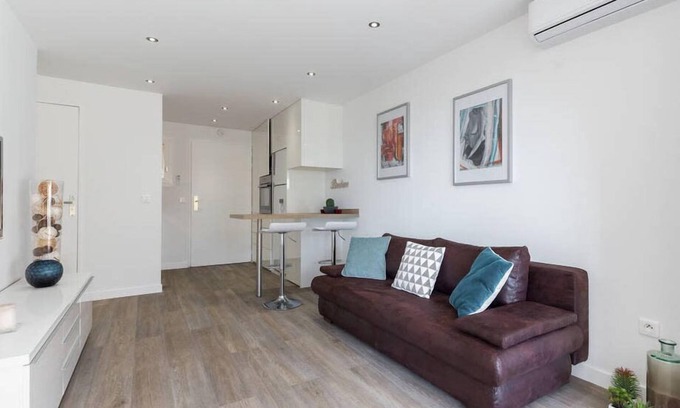 Cannes La Bocca Apartment | Haven of Peace: 1-Br Terrace with Sea View & Pool