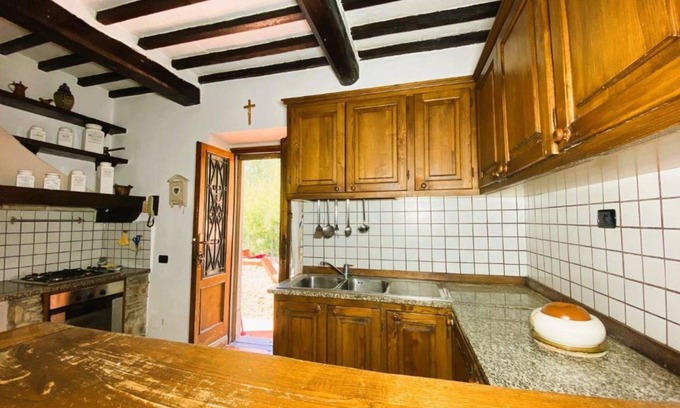 Borgo a Mozzano House | Holiday Home 'La Casa del Mike' with Private Terrace and Private Garden