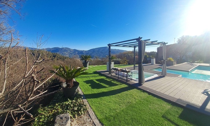 Gattieres Bed & Breakfast | Large 20 m2 bedroom in recent villa with pool/jacuzzi