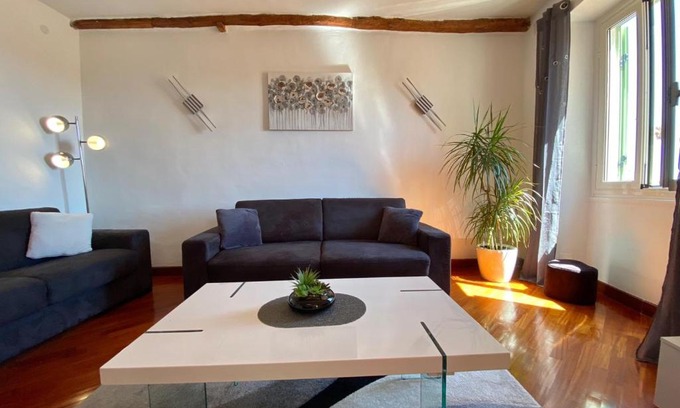 Old Town Apartment | Le Capuçin