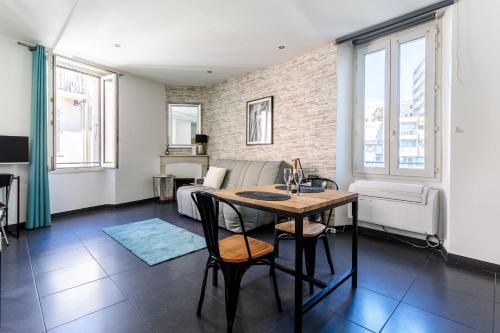 Le Suquet Apartment | Les Suisses Apartment Zentral in der schönen Altstadt von Le Suquet 5 min zum Strand WLAN