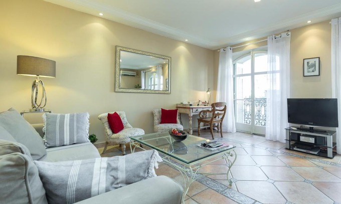 Cannes City Centre Apartment | Lovely 2 Bed 2 bath apartment in Cannes on Rue Antibea easy walk to the Palais 224