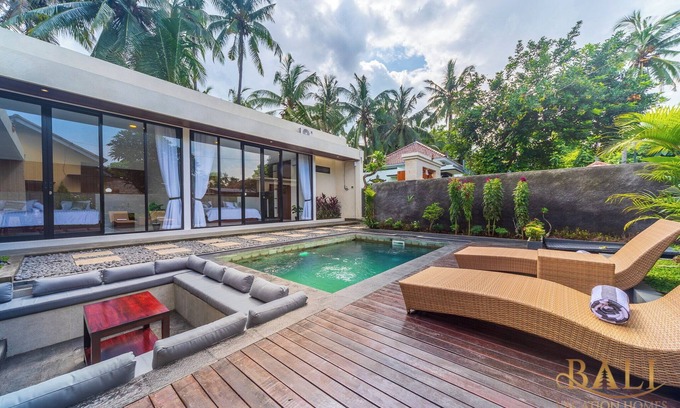 Kaliasem Villa | Lovina stylish 2BR pool villa with free breakfast!