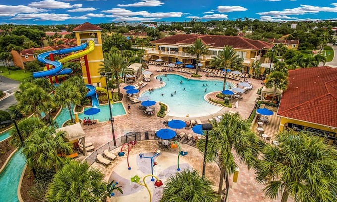 Kissimmee House | Luxury Townhouse w/Free Waterpark & Pools 10 Min to Disney
